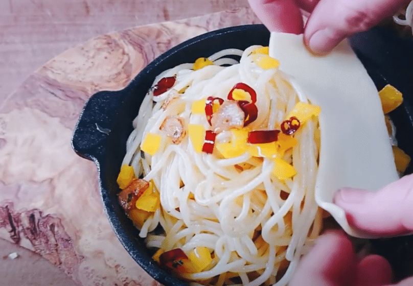 ぺののんちーの 中華風ペペロンチーノ（ワンパン）〜手軽に爆発的な旨味、中華