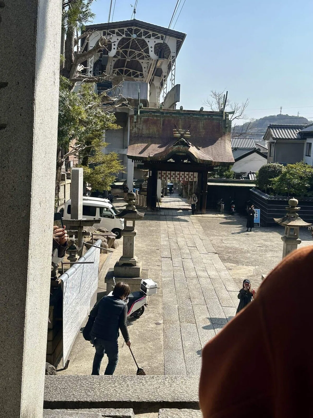 艮神社　ロープウェイも見える