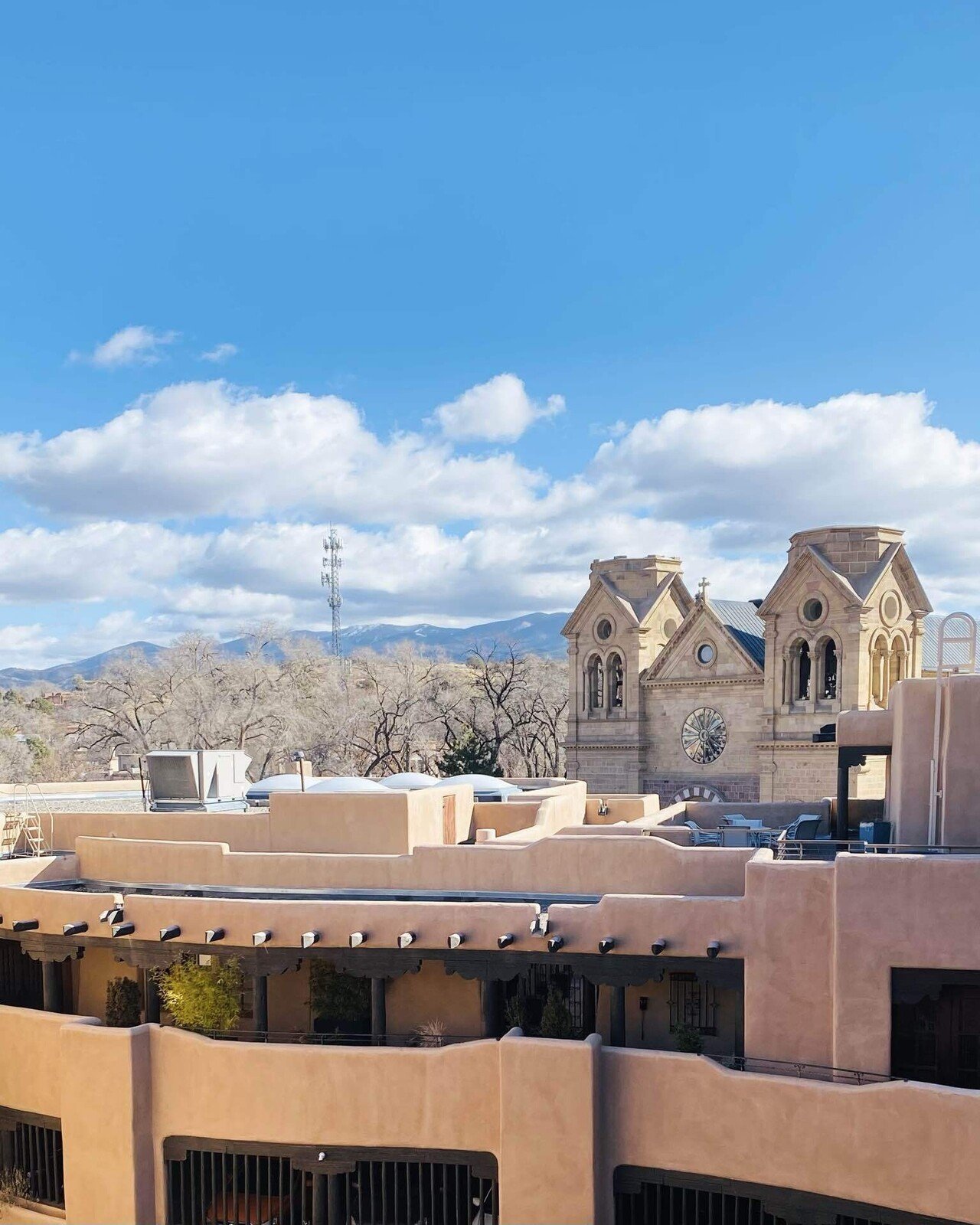 旅写真日記】サンタフェ#3📍 光を放つステンドグラスの教会⛪️｜YUKO