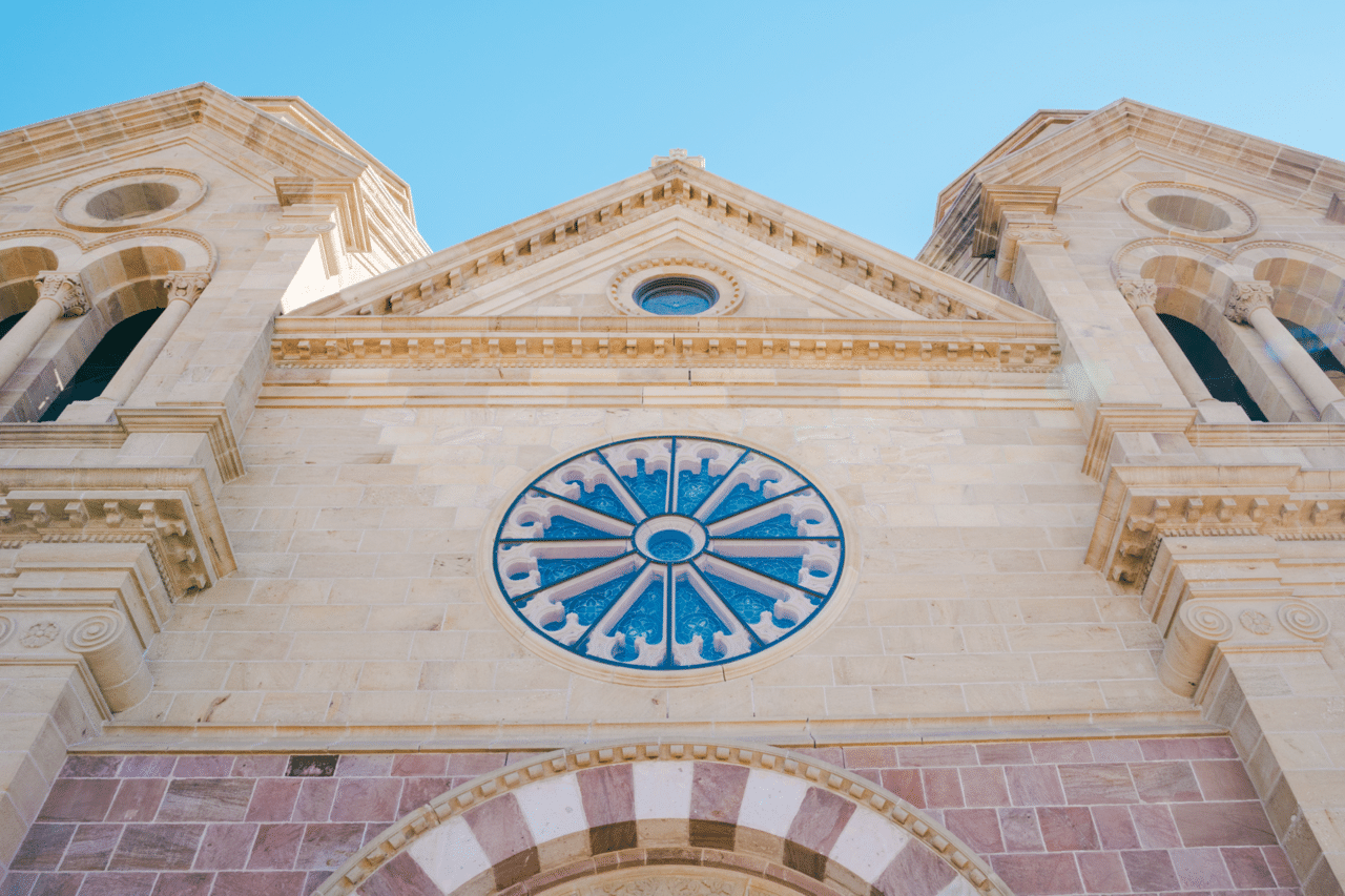 旅写真日記】サンタフェ#3📍 光を放つステンドグラスの教会⛪️｜YUKO