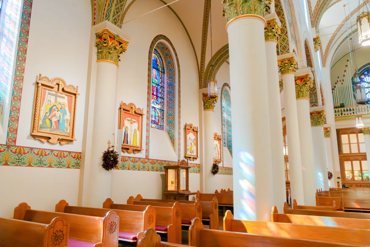 ステンドグラス　⛪️教会 旅写真日記】サンタフェ#3📍 光を放つステンドグラスの教会⛪️｜YUKO