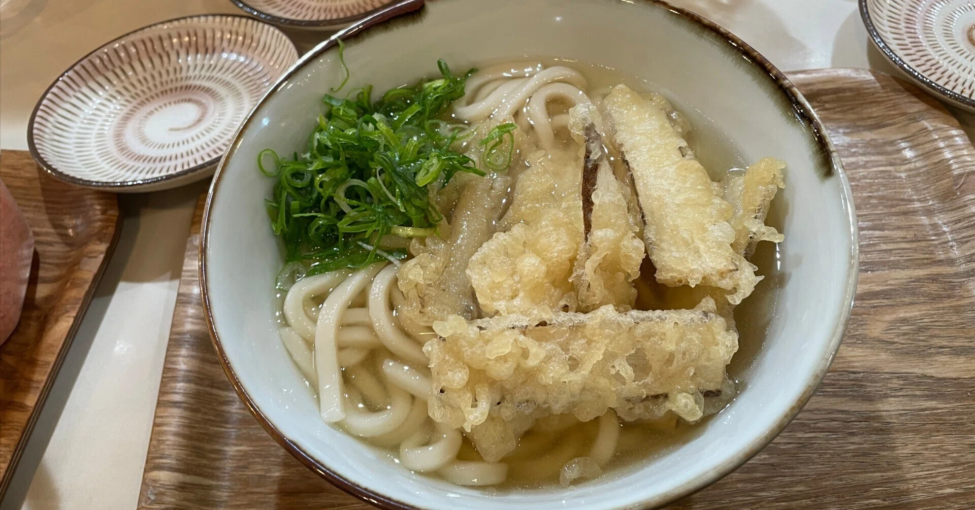 居酒屋さん、うどん屋さん等
の椅子 うどん居酒屋 二〇加屋長介」で昼から優勝。ビール350円と白レバ刺し