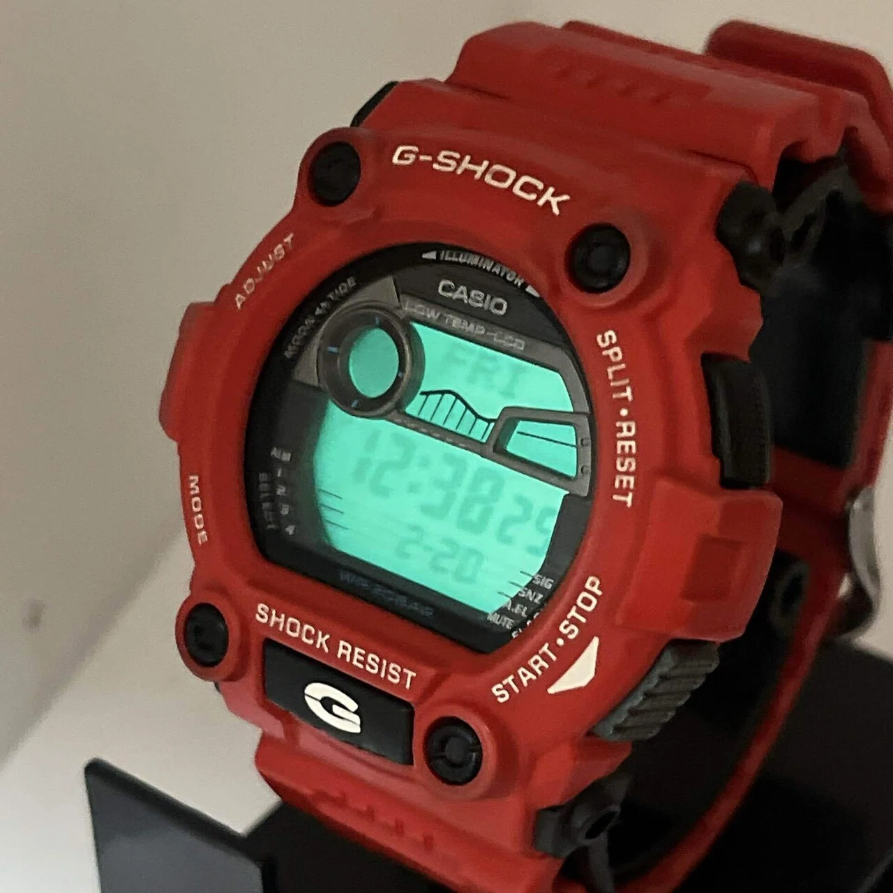 レビュー】タフネスの象徴、G-SHOCK「G-7900A-4」。プロ仕様の機能美を