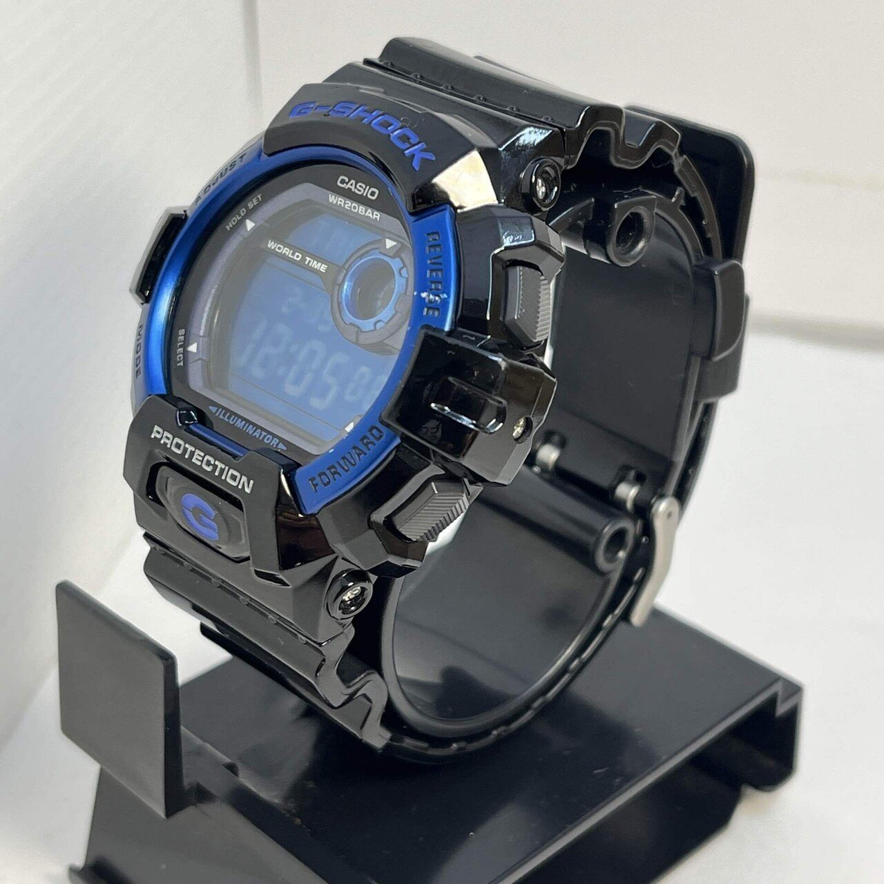 レビュー】闇に溶け込む青の閃光。G-SHOCK「G-8900A」が魅せる、都会的