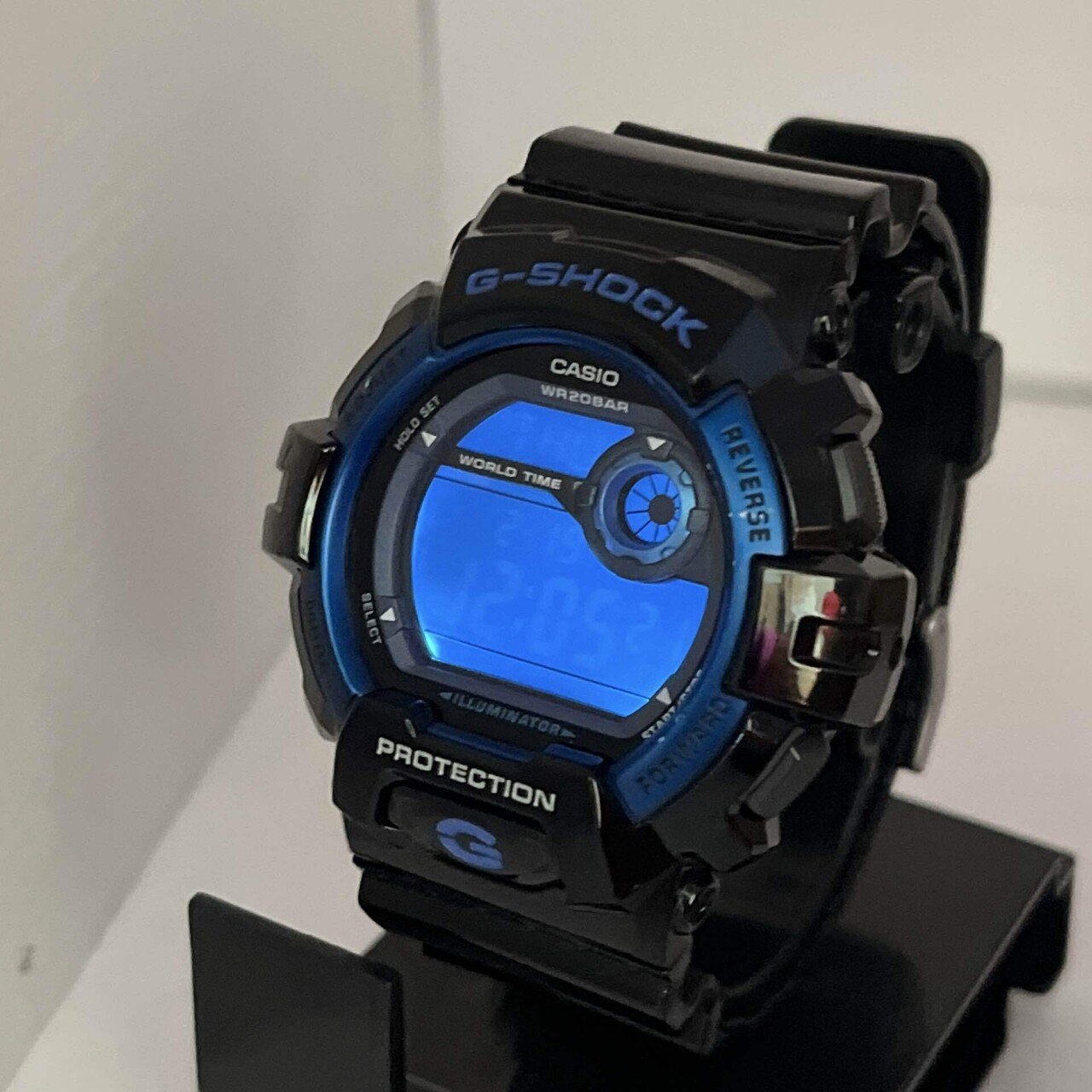 レビュー】闇に溶け込む青の閃光。G-SHOCK「G-8900A」が魅せる、都会的