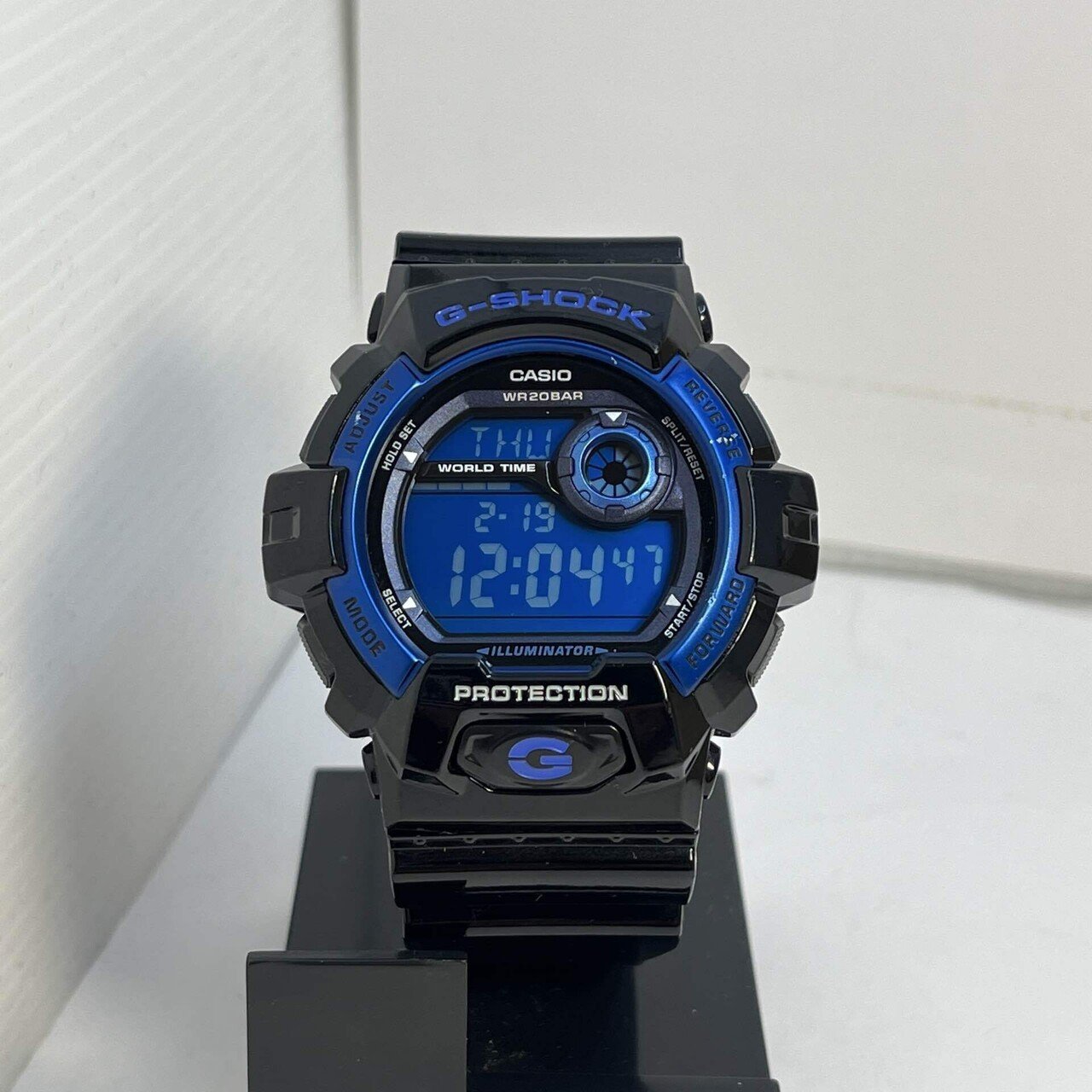 レビュー】闇に溶け込む青の閃光。G-SHOCK「G-8900A」が魅せる、都会的