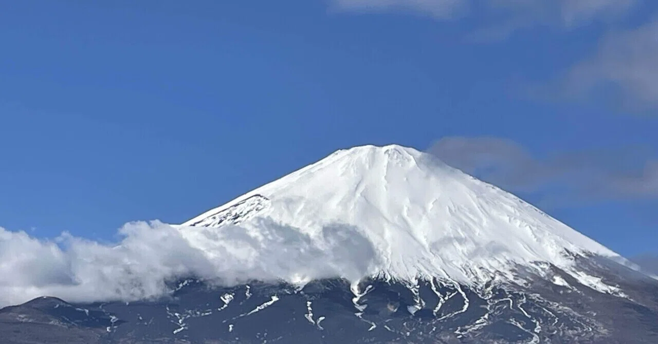 富士山 珍しく富士山が綺麗に見えました。 ま、雲はかかっているけどいつも