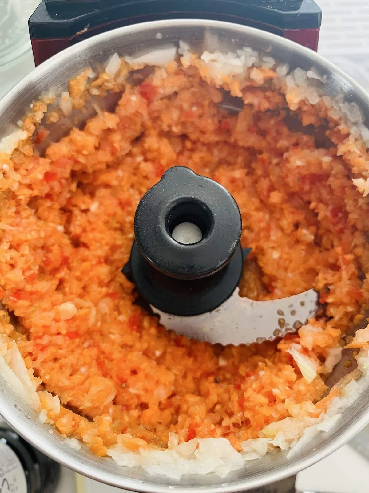 材料をブレンダーで細かくした写真