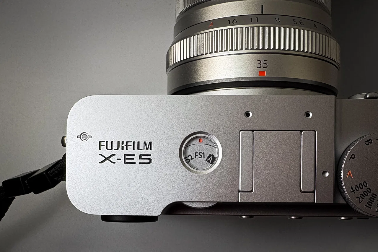 FUJIFILM X-E5 XF35mm F2 R WRレンズ付き FUJIFILMユーザーになりました｜X-E5｜ReijiroSnap