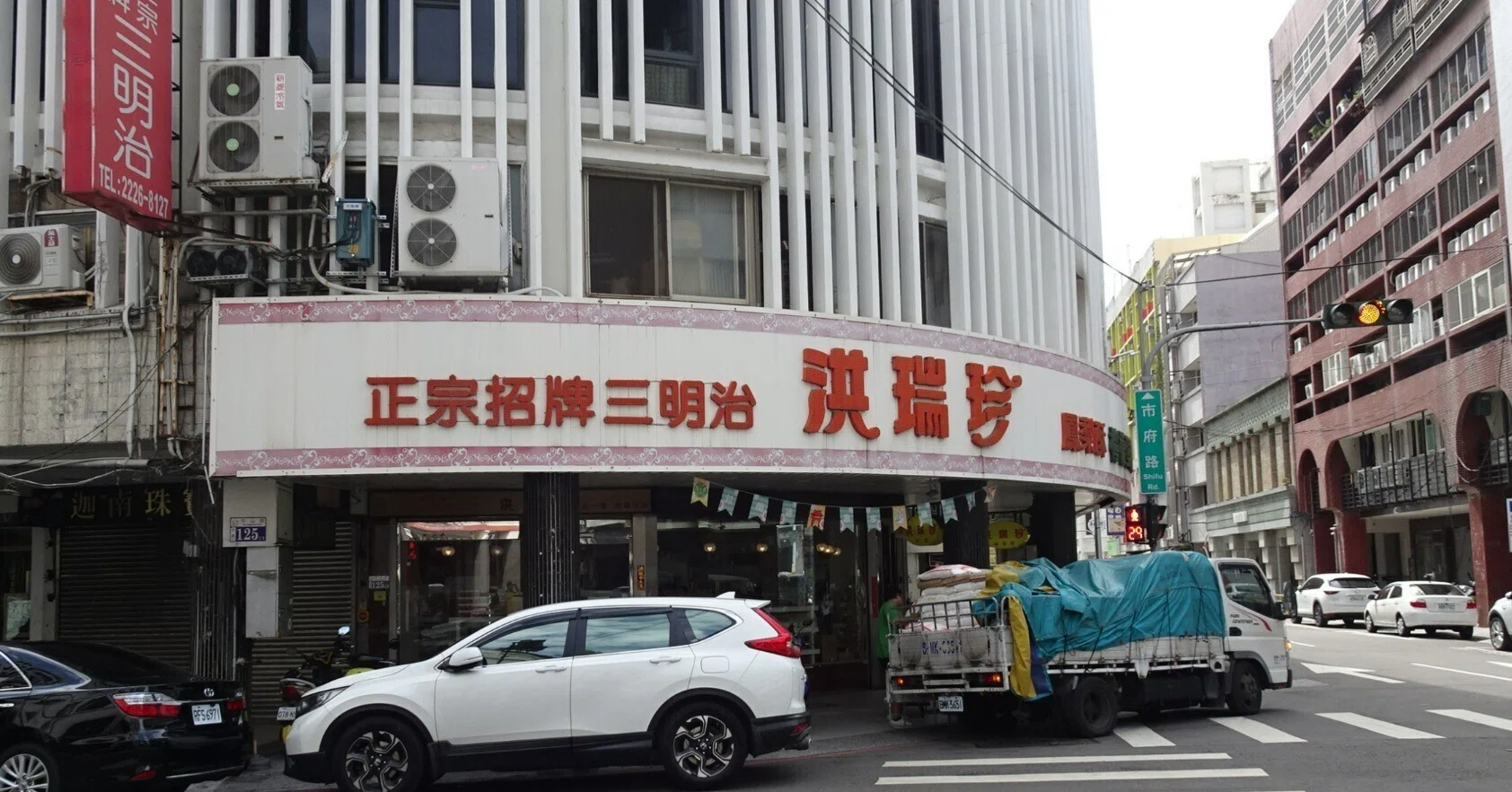 台中の“日常”を歩く。小さな電子街と洪瑞珍の三明治｜門田和雄