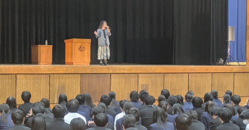 【新宮高校】人権全体鑑賞会を実施しました。シンガーソングライターの悠以さんをお招きし、LGBTのお話とコンサートをしていただきました。