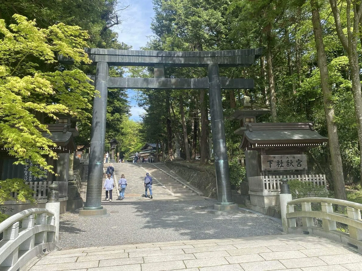 諏訪大社下社秋宮 神橋と銅製鳥居