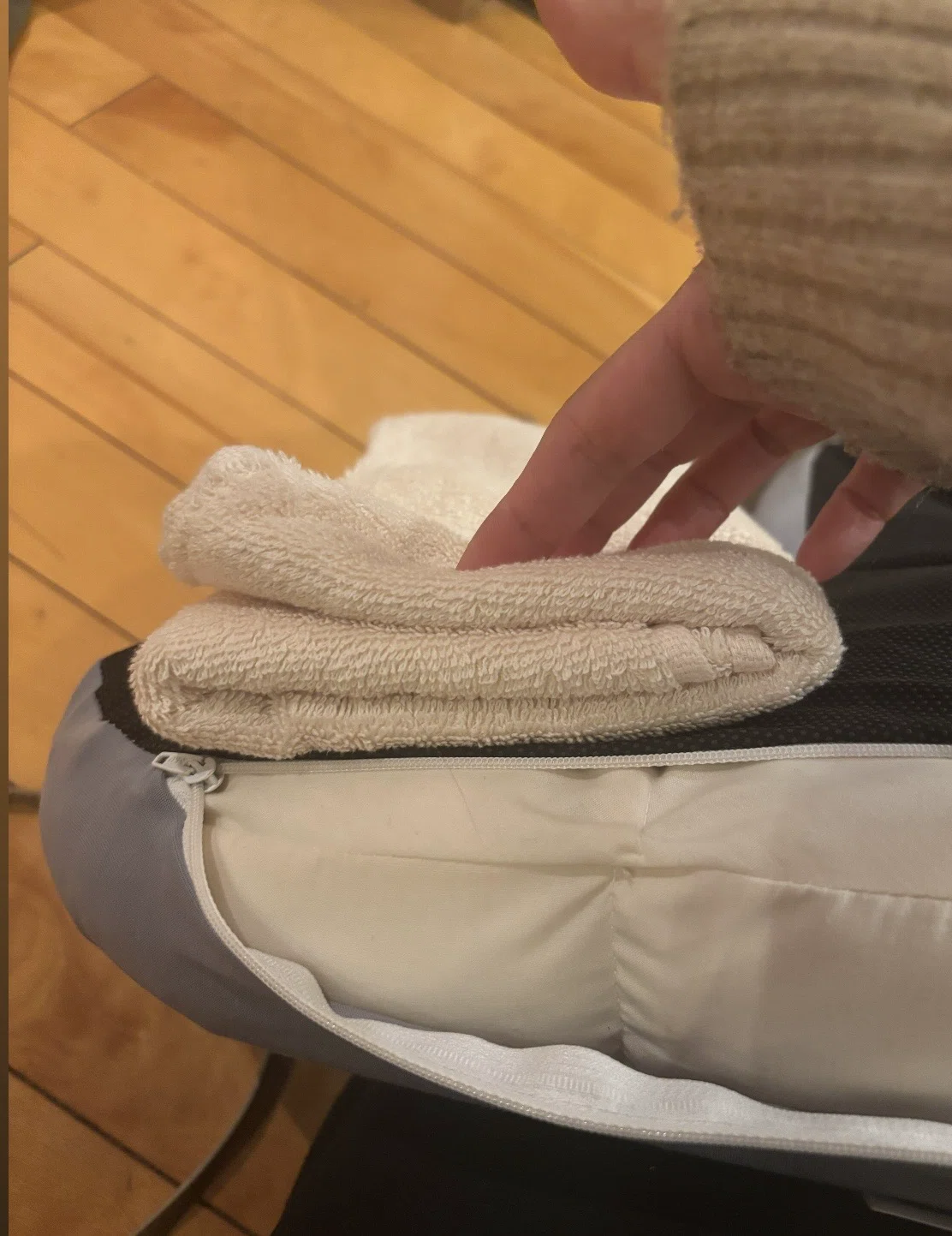フワッと支えるうつ伏せ枕ふわりお【開発秘話】｜漢方アロマ