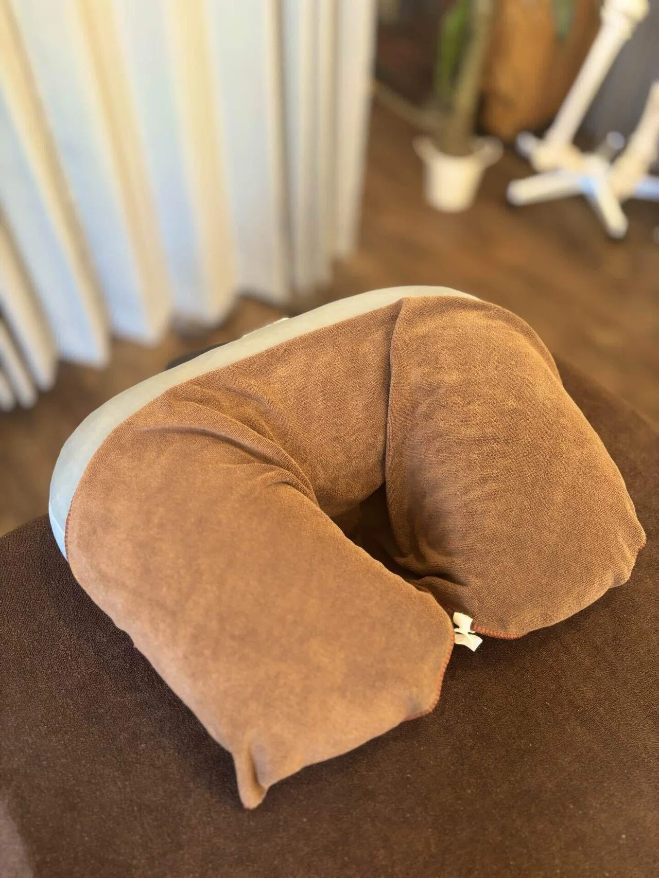フワッと支えるうつ伏せ枕ふわりお【開発秘話】｜漢方アロマ