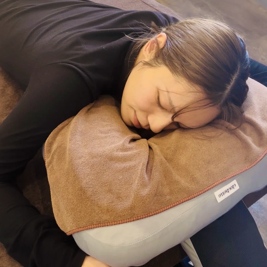 ふわりお☆ 新発想うつ伏せ枕 フワッと支えるうつ伏せ枕ふわりお【開発秘話】｜漢方アロマ