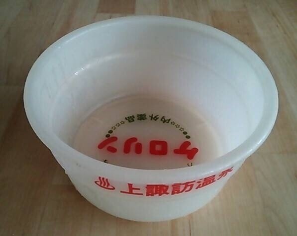 今や大変貴重な存在の、幻の白ケロリン桶です✨。昭和30年代〜昭和42