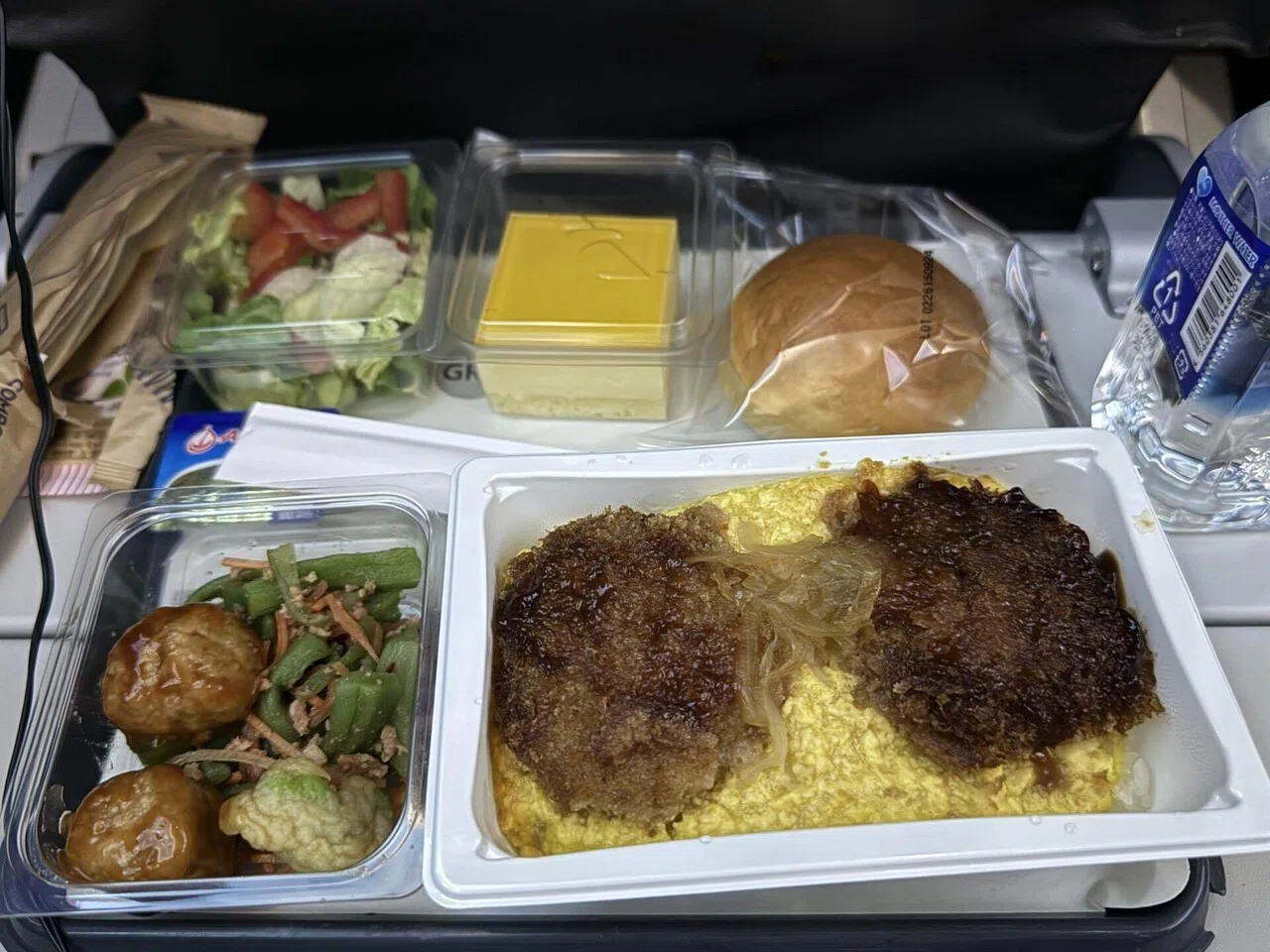 アメリカン航空でロサンゼルスへ｜機内食レビュー【2泊5日弾丸旅②】｜ぴー
