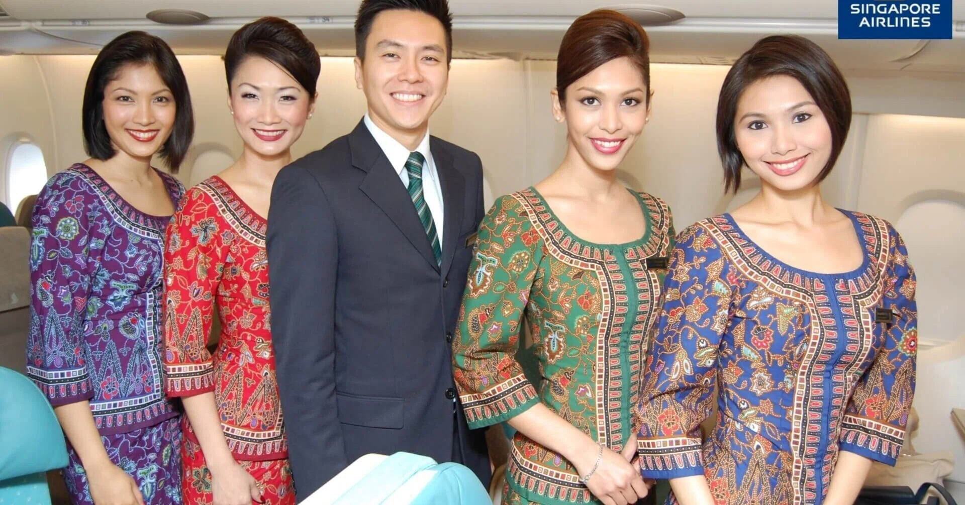 シンガポール航空のキャビンアテンダントの服装ってシルク