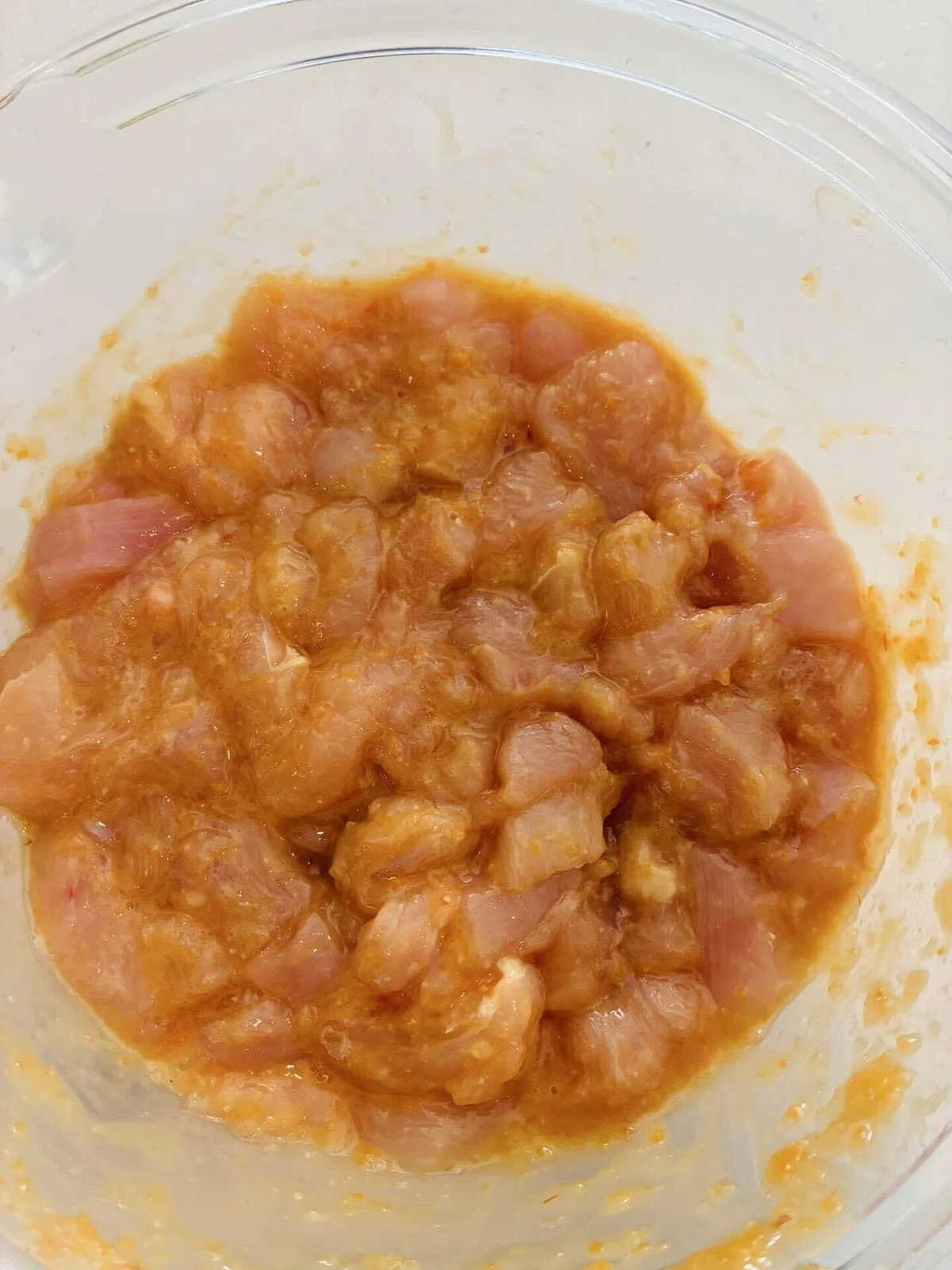 鶏の胸肉を切った写真