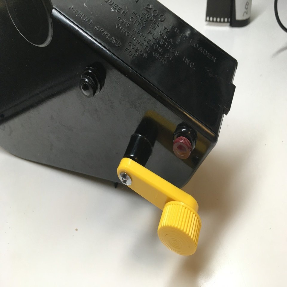 ムービーフィルムのスチールカメラでの使用方法 ②パトローネへの装填