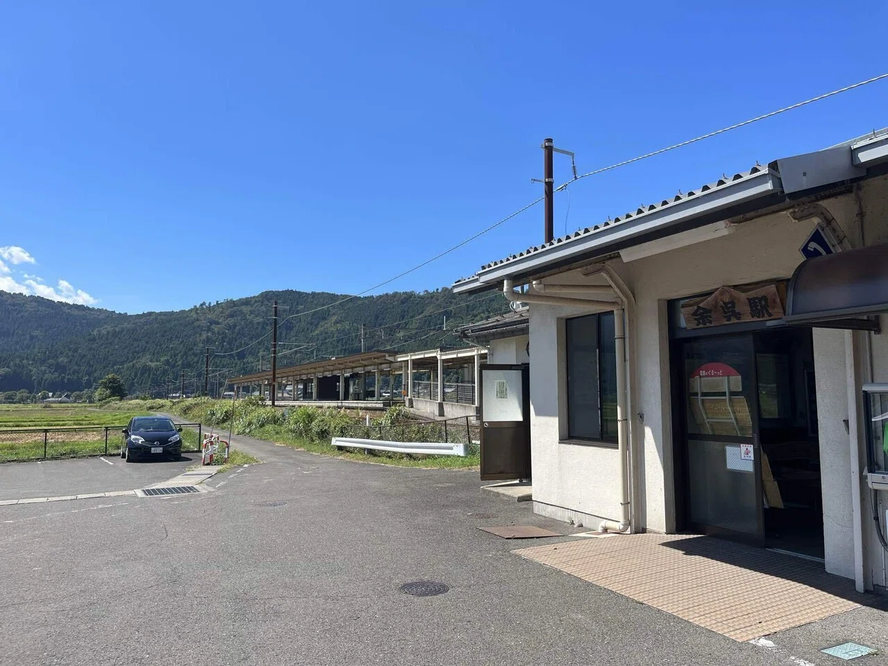 滋賀 余呉湖】ほとりには黄金色の絨毯が広がってます｜ゆう@滋賀(地元