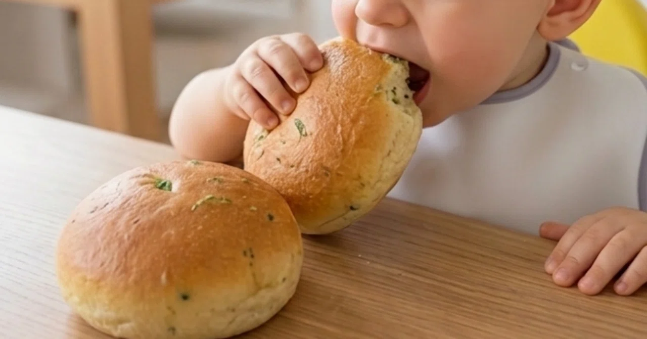【とりわけ幼児食レシピ】ポリ袋で子どもと捏ねる、ふわふわパン|らこ