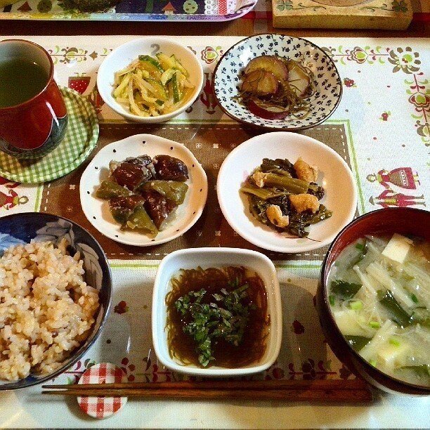 ・さつま芋と刻み昆布の煮物
・もやしときゅうりのナムル
・なすとピーマンの味噌炒め煮
・かつお菜と油揚げの煮浸し
・大葉入りもずく酢
・えのきと大根と豆腐の味噌汁
・雑穀米入り玄米ごはん
・緑茶