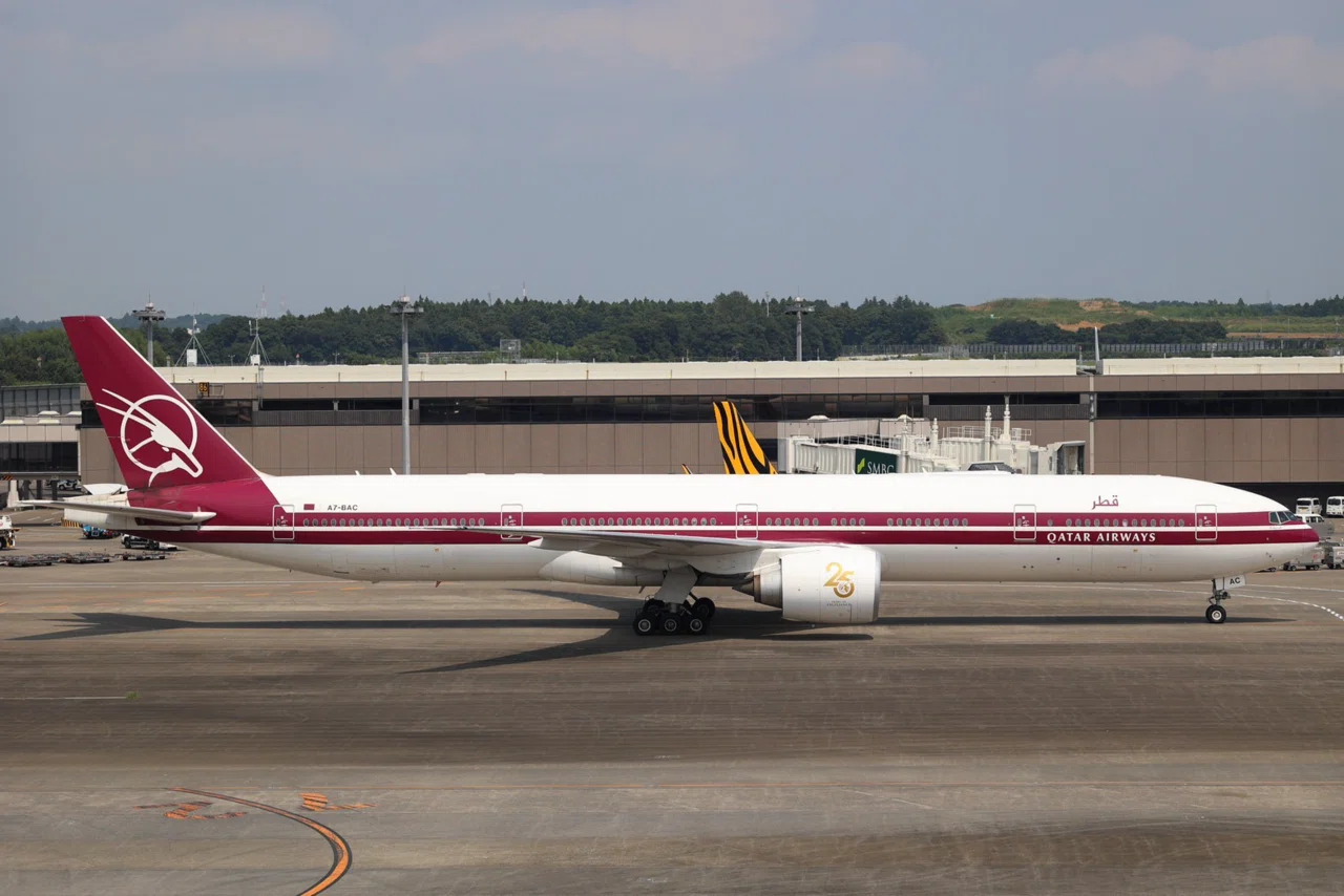 カタール航空 B777-300ER F1特別塗装機 モデルプレーン カタール航空、F1（フォーミュラワン）の777-300ERの特別塗装機を発表