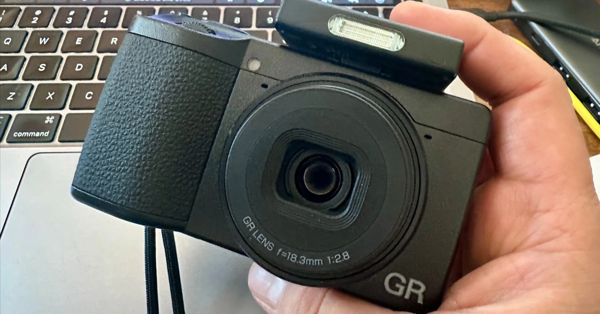 外国人コーナーにあった荒木経惟と、僕がRICOH GR IVを買った理由