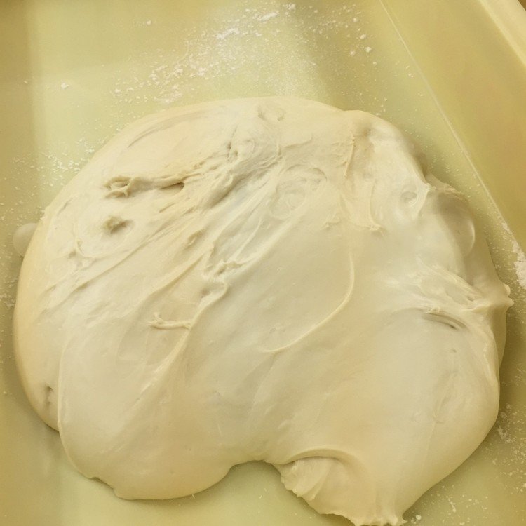 水戸のケーキ屋さんにてパン作り。

初めて使う粉。

慣れない道具にて…

#パン #フランスパン 