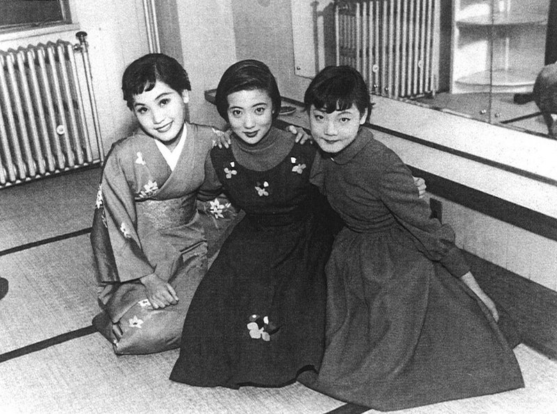 ３、東芸プロ時代　日本テレビ楽屋にて　中央浅丘ルリ子1957年