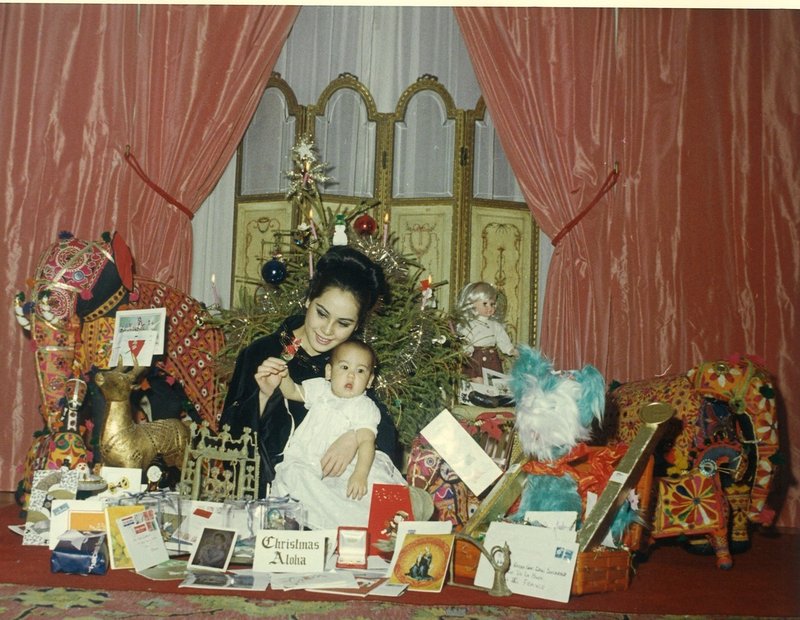 ７、カリナの初めてのクリスマスパリの自宅にて1967年