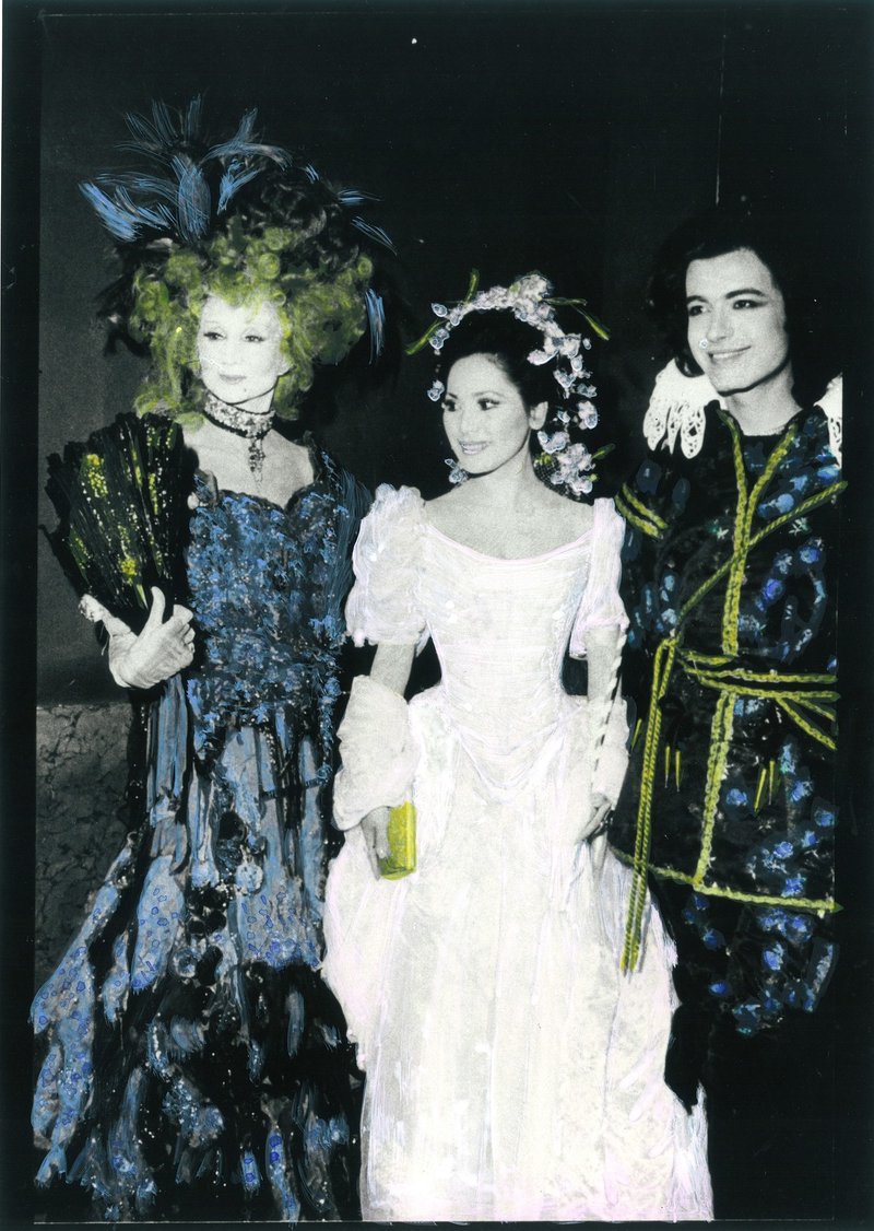 ８、メルヘンがテーマの宮廷仮装パーティパリにて　左ジャックリーヌ・ドヌーブ伯爵夫人、右美容家アレクサンダーゾアリ