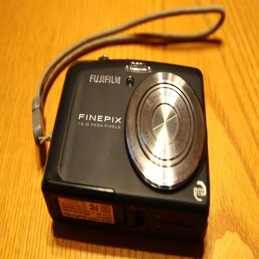FUJIFILM FinePix F50fdデジカメ動作確認済みオールドコンデジ 美品》 コンパクトカメラ FUJIFILM FinePix F50 fd シルバー k2846