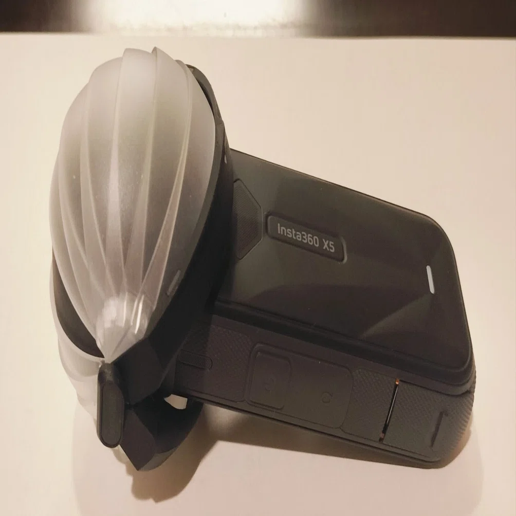 Insta360】 「X5 折り畳み式レンズキャップ」 | レンズ保護のストレス 