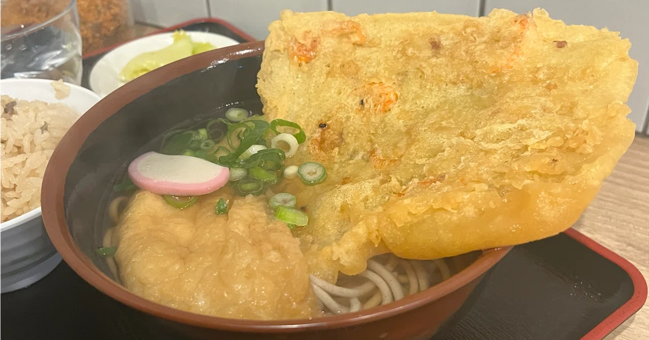 針中野駅前で具がこぼれそうな「ミックスそばセット」 かやくごはんも