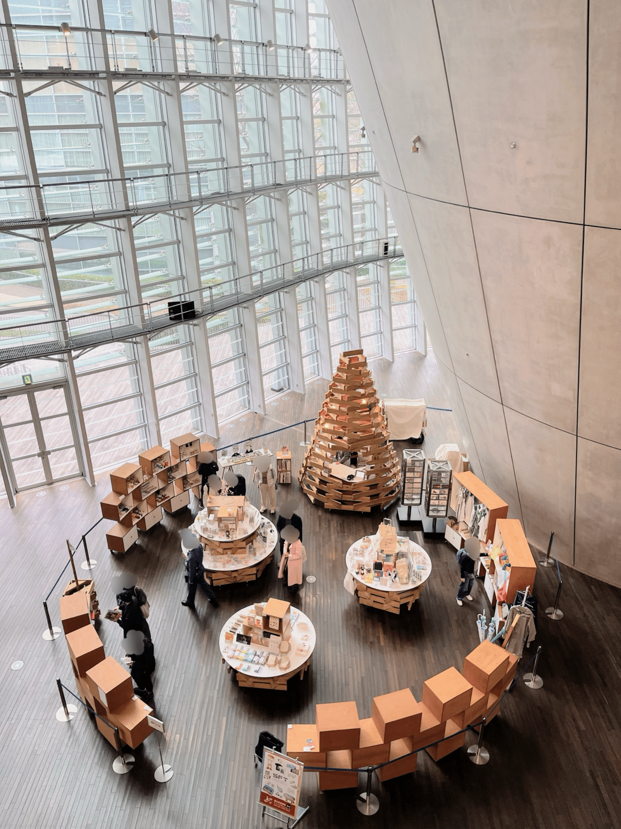 圧巻の曲線美と透過光「新国立美術館」 ダ・ヴィンチが追求した「明暗