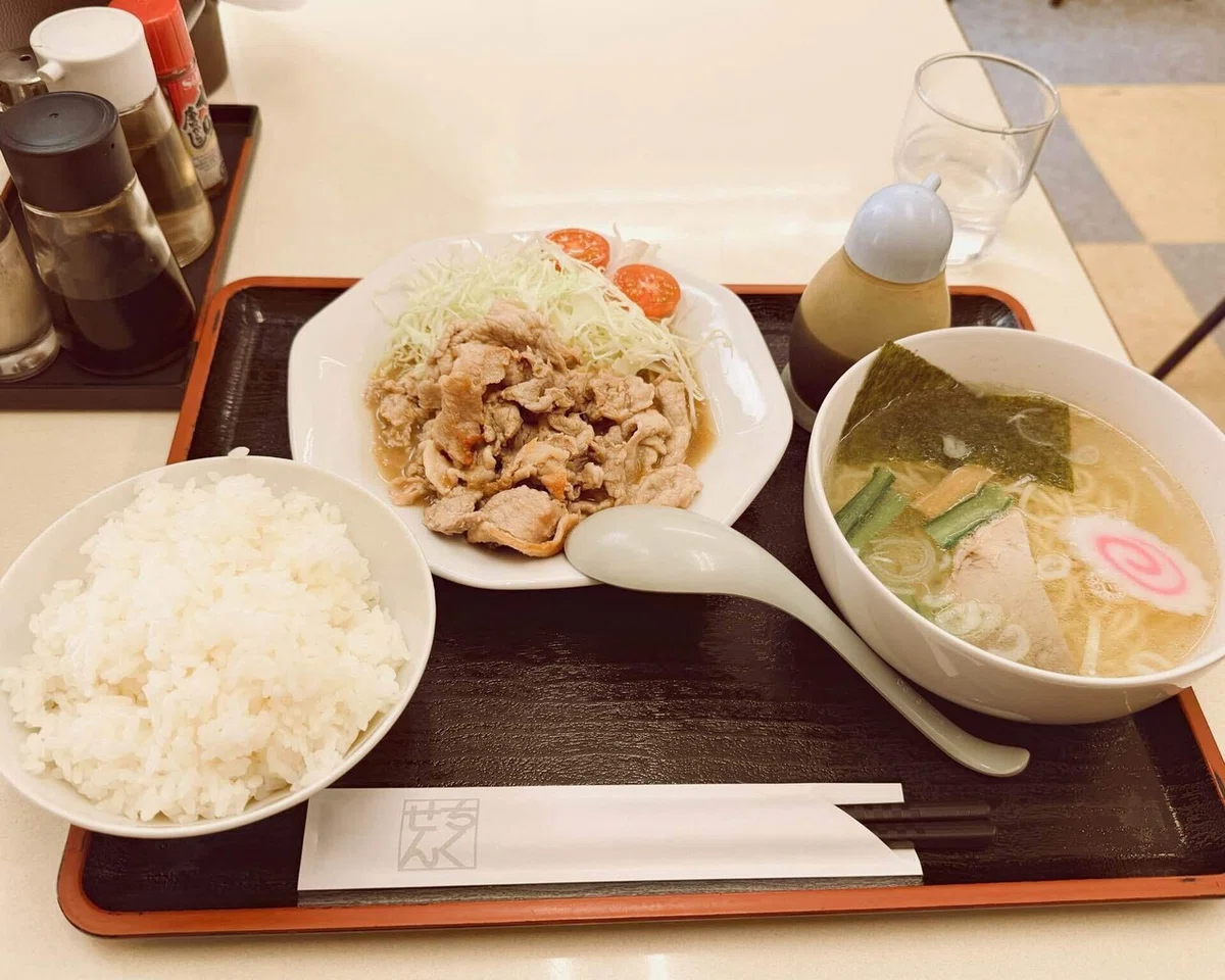 街の中華料理店で昼食。豚の生姜焼き定食とミニ塩ラーメン