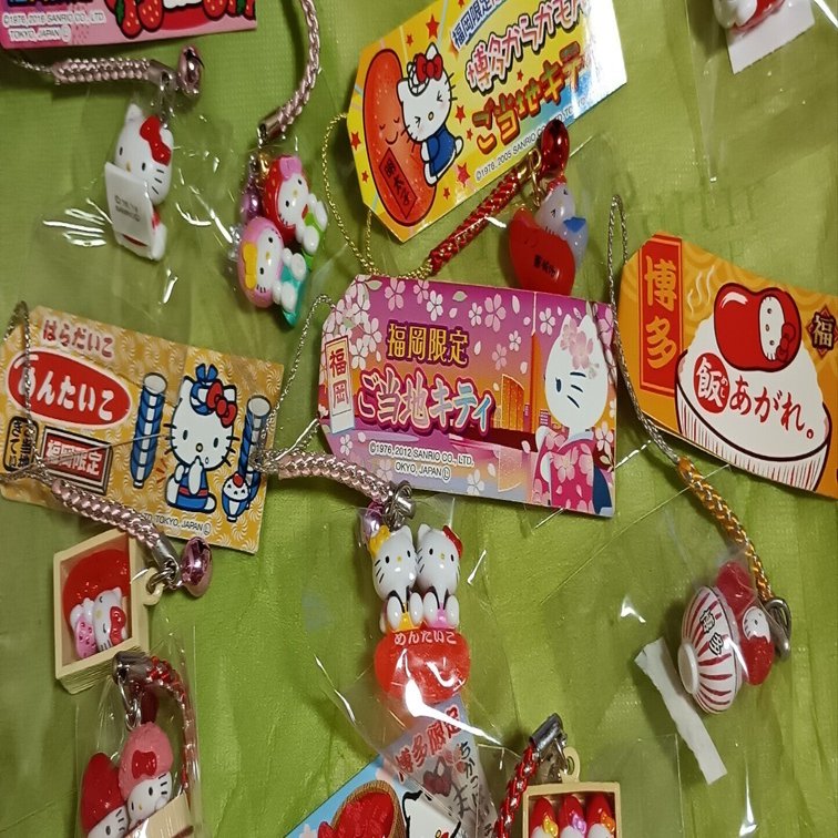 ご当地キティ【博多限定】あまおう　ホイップクリーム　根付け ご当地キティ【博多限定】あまおう ホイップクリーム 根付けの通販はau