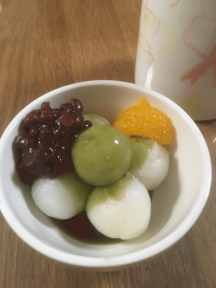 上新粉を使って作ったお団子に、抹茶シロップをかけました。
先週に続いてまた和菓子です。
さて、今週も読書会はじめます！