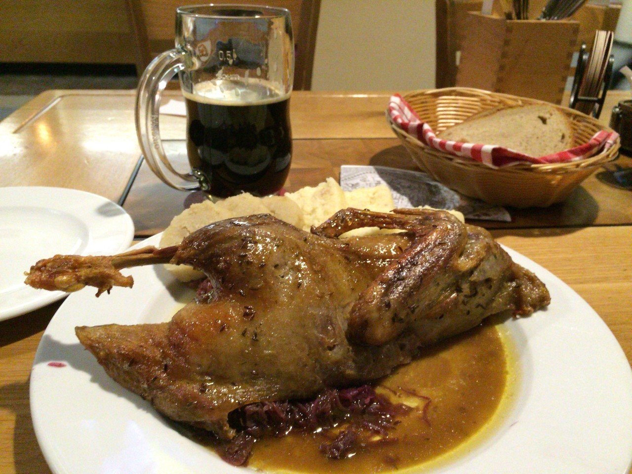 チェコスロバキアの料理は肉料理がやはりメイン 昨日はダックをいただきました めちゃうまかったー しかしどこ行っても巨大なんだよなぁ Rumi アラフォー乙女世界を行く Note