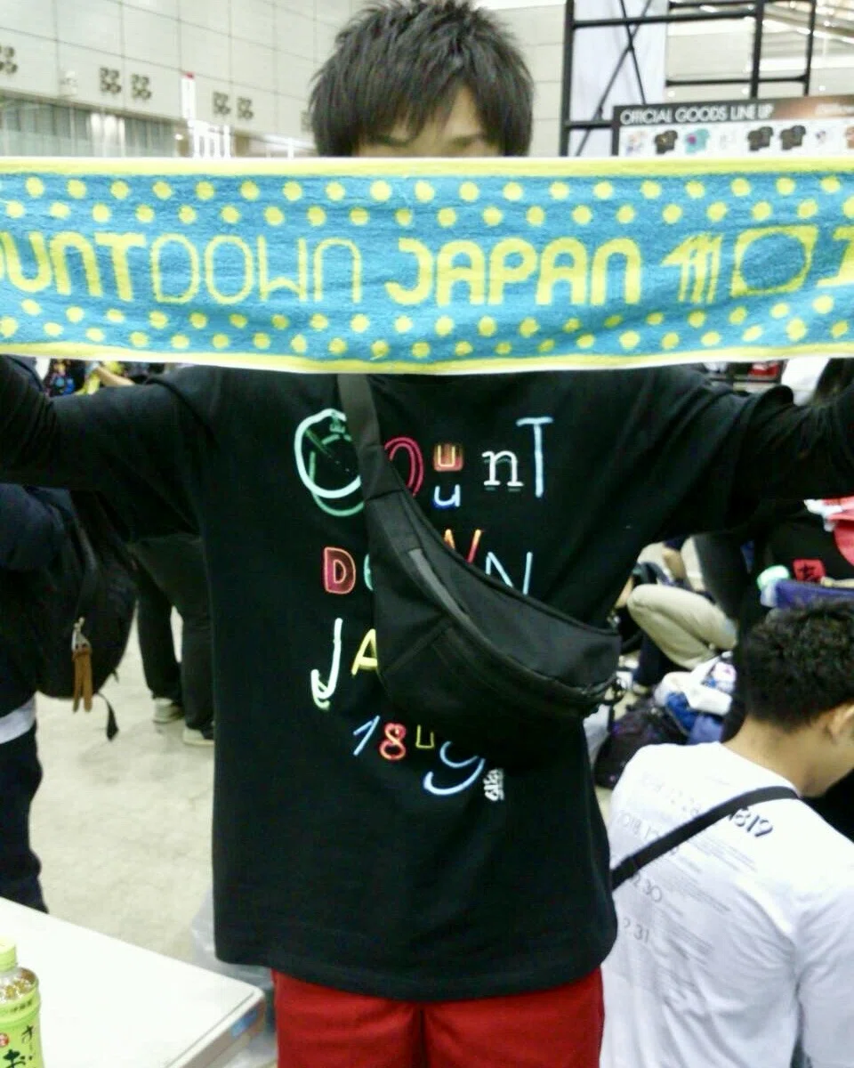 大学生だった頃の筆者であるKeyがフェスでタオルを広げている画像