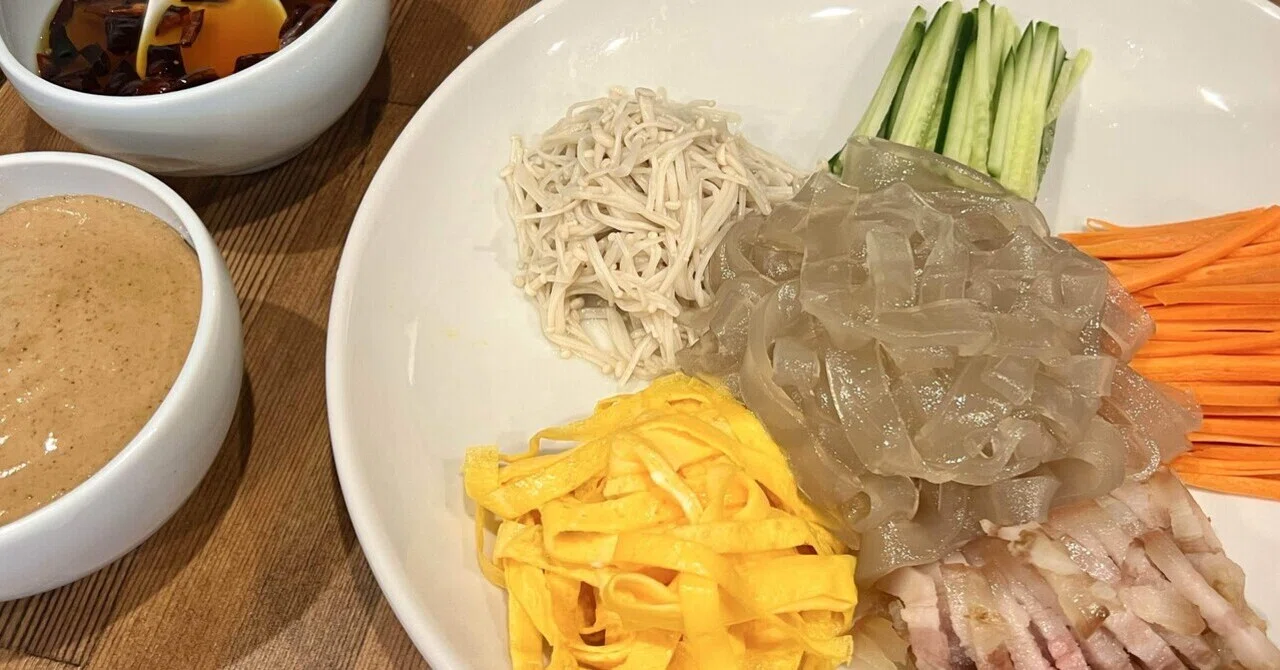 うまい店】昼は券売機の担々麺専門店。夜は宋時代にタイムトリップな