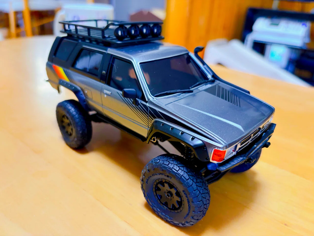 部屋が最高のオフロードに！京商「ミニッツ4x4」で始める家ナカ冒険記