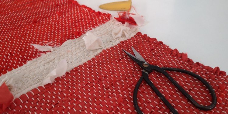 何年ぶりかな？機織り。赤い緯糸も白い緯糸も着物の胴裏。