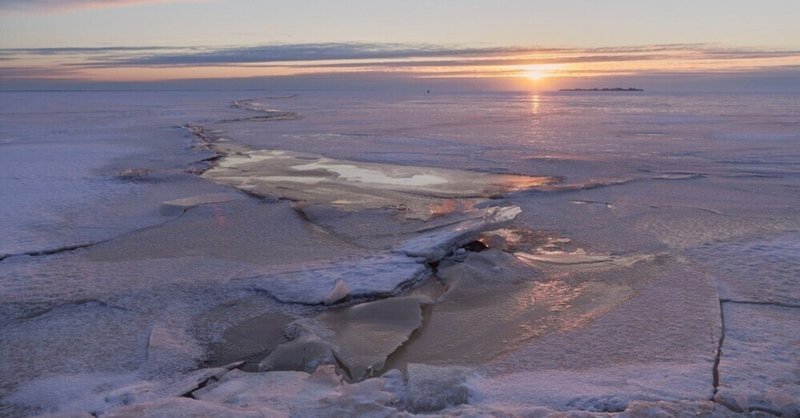 氷の海を駆ける「通学ホバークラフト」　フィンランド群島社会のしなやかな適応力
