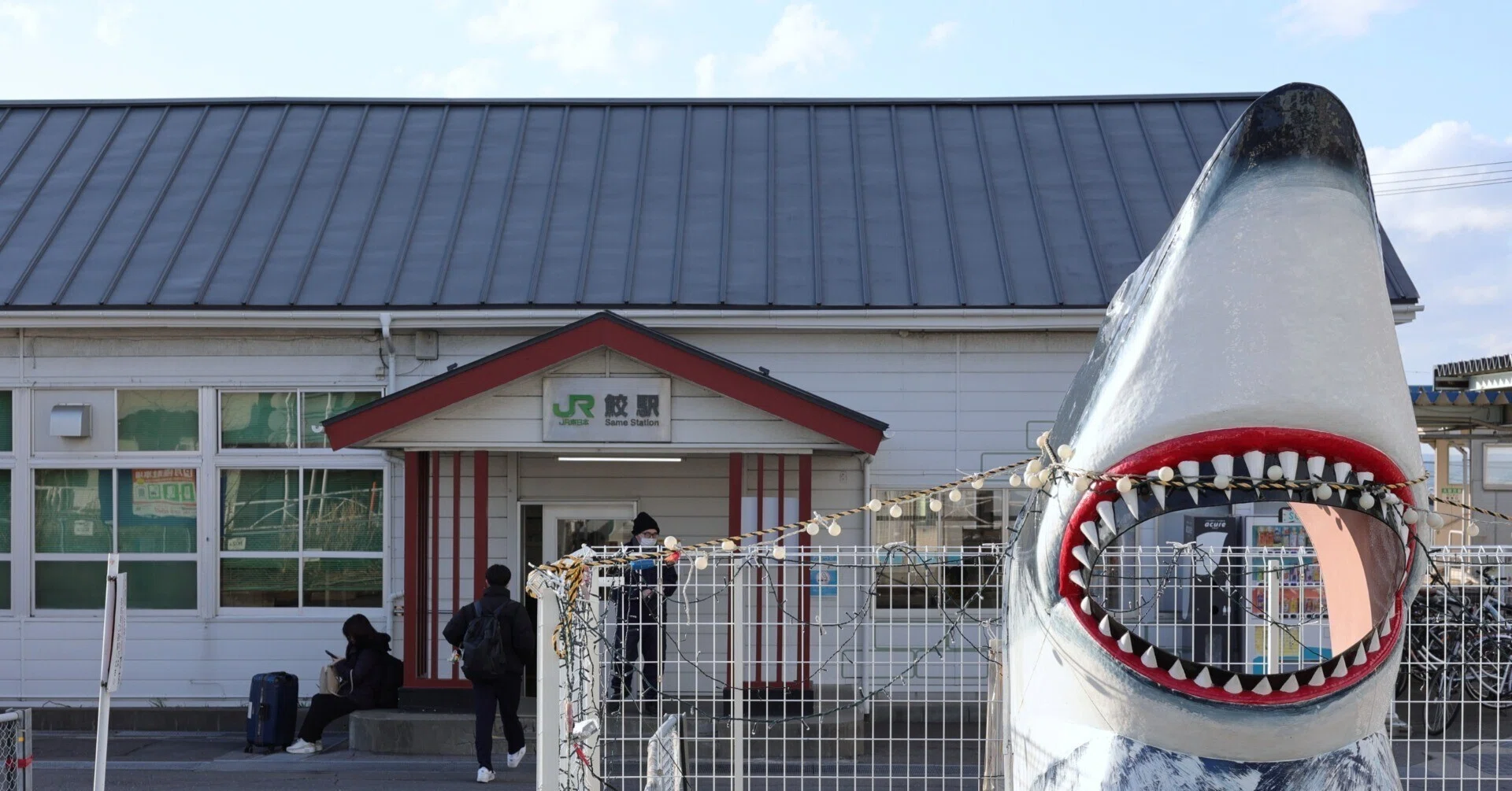 写真】鮫駅(青森県)と「ミルフィーユ丼」｜Abbey -旅するように暮らす