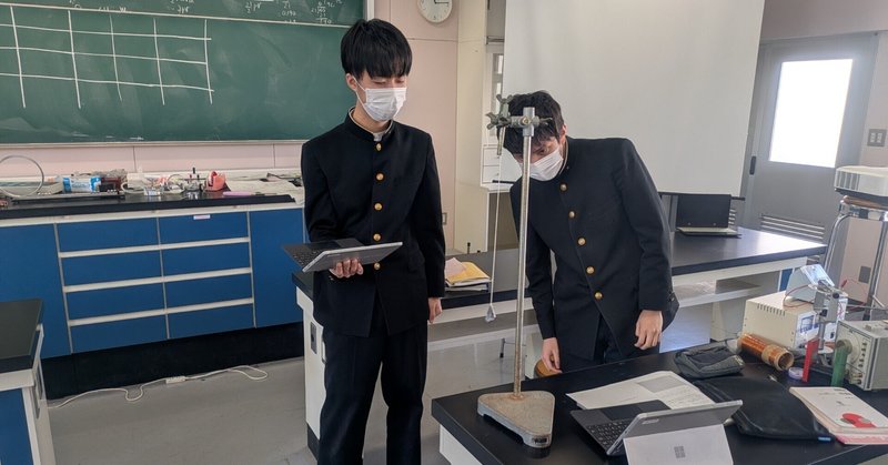 【新宮高校】２年生物理の授業で単振り子の実験を行いました。