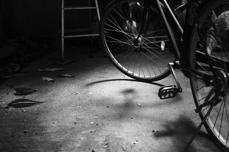 最近乗っていない僕の自転車。よく見ると後ろタイヤがパンクしていてまだ直していないんですよね(^^;)坂の多い街に住んでいるので、新しく電動アシスト自転車を買おうかと考えていたけれど、写真を撮っていたらなんだか寂しそうでパンクを直して使ってあげたくなりました。