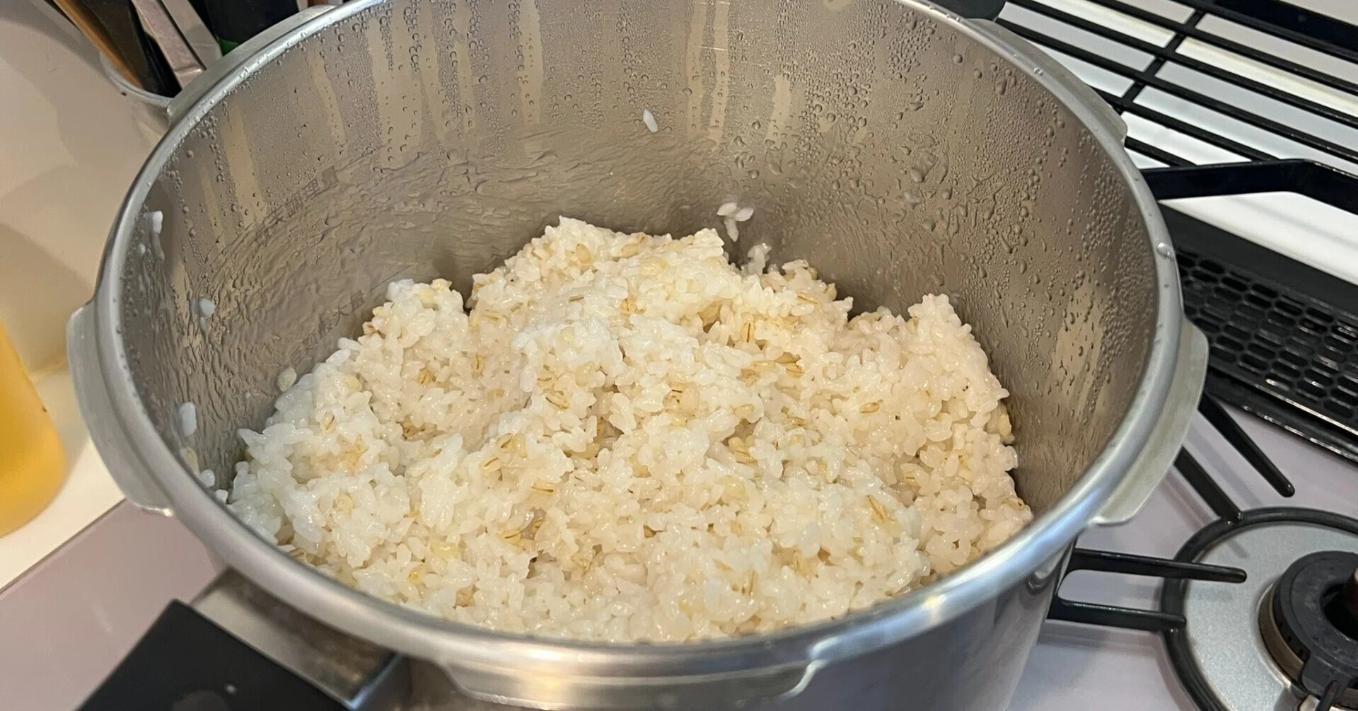 玄米を精米して、八分、七分、そして今日は六分付きにして炊いた